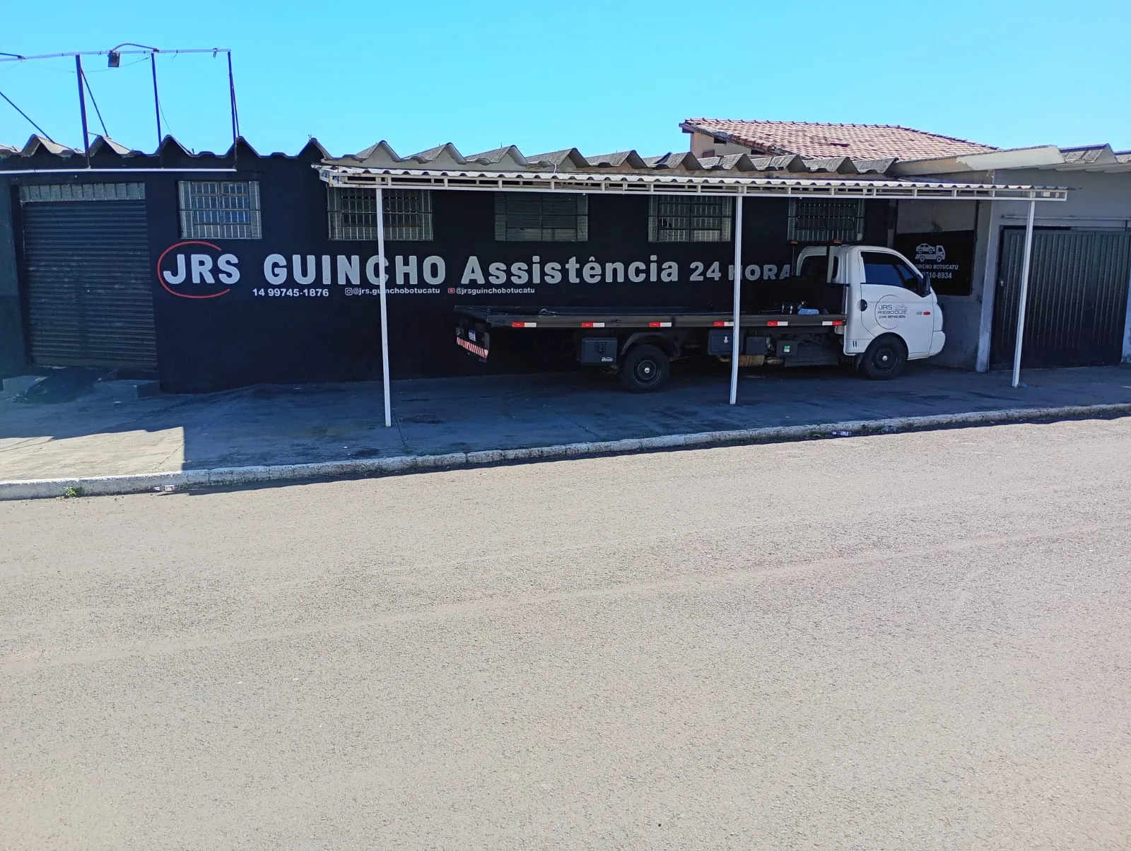Caminhões de reboque plataforma alinhados de plantão 24h na base da JRS Reboque em Botucatu SP