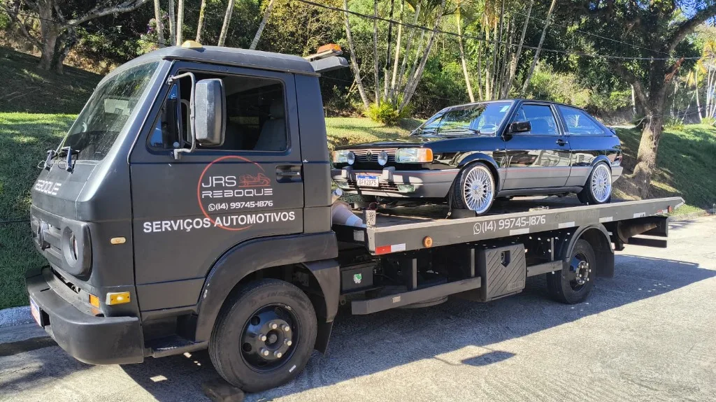 Caminhão guincho plataforma da JRS Reboque realizando o transporte de um carro clássico de colecionador em Botucatu
