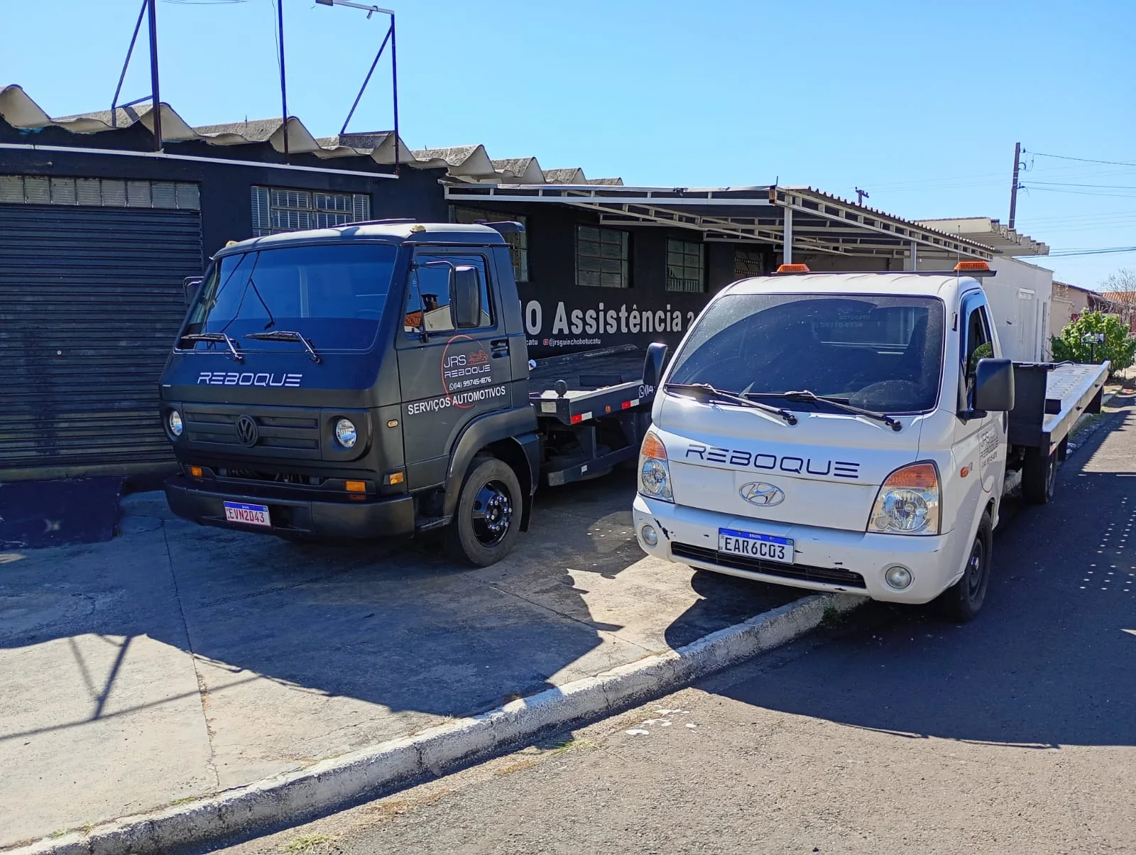 Caminhões de reboque alinhados na base da JRS Reboque em Botucatu