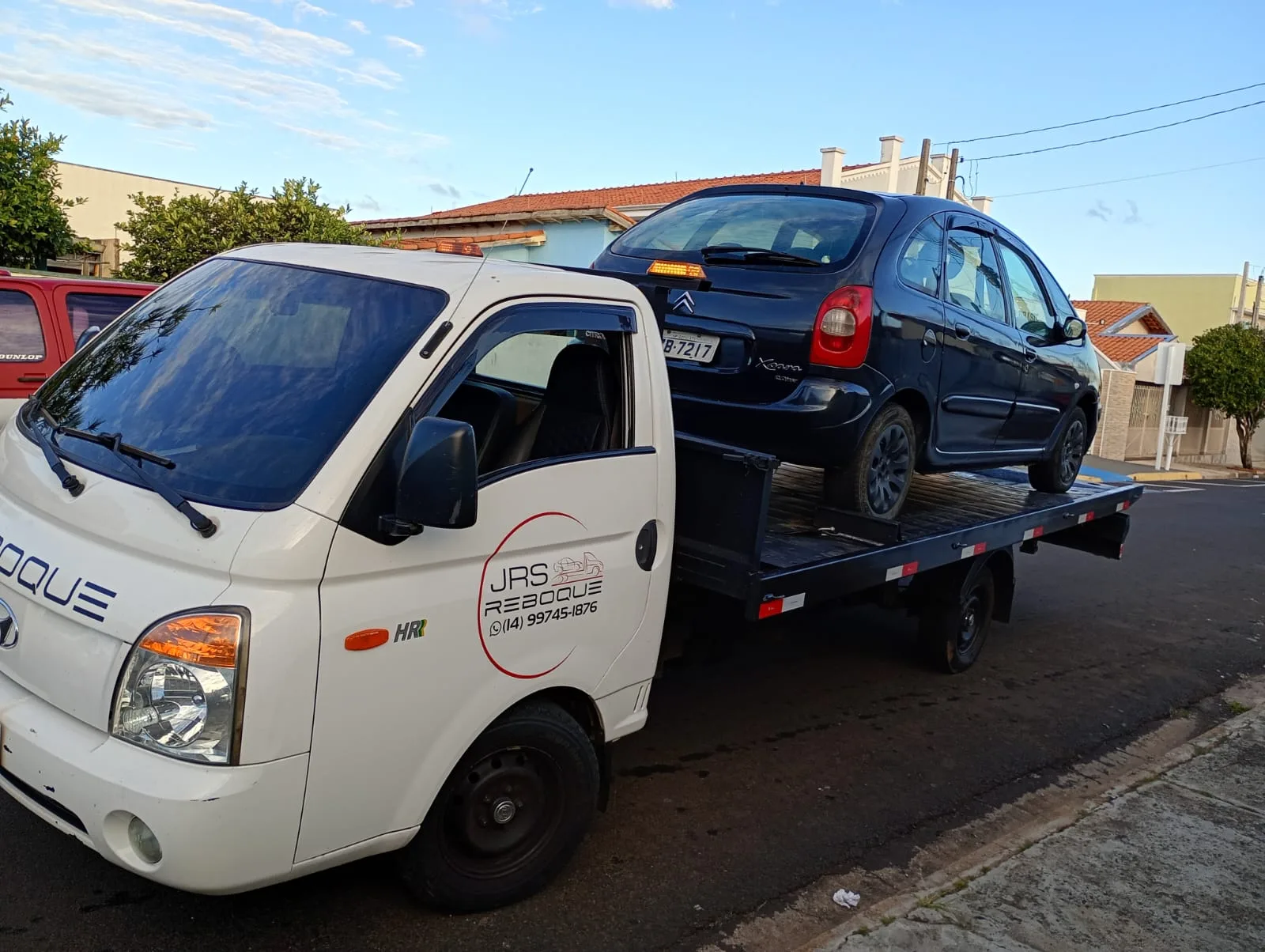 Transporte seguro de vans e utilitários de carga leve em plataforma hidráulica da JRS Reboque