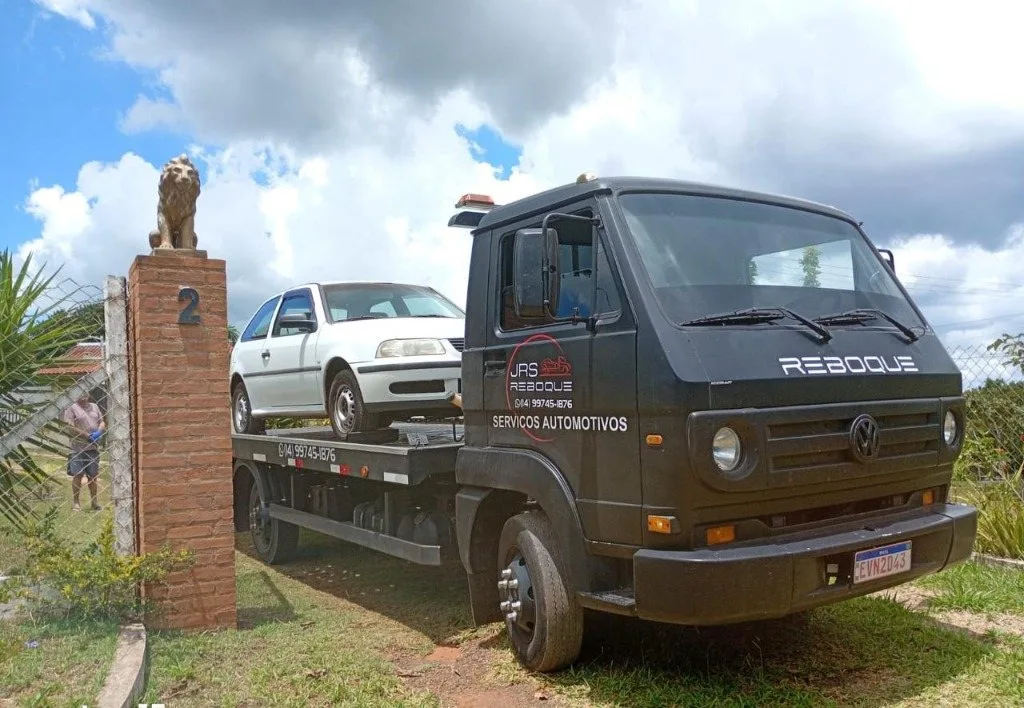 Plataforma de guincho JRS Reboque realizando entrega de veículo leve em Botucatu